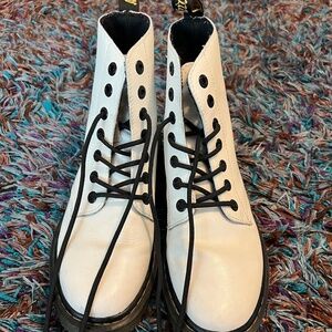 Women's Doc Dr. Martins Size 8 White Leather Black Laces Zavala